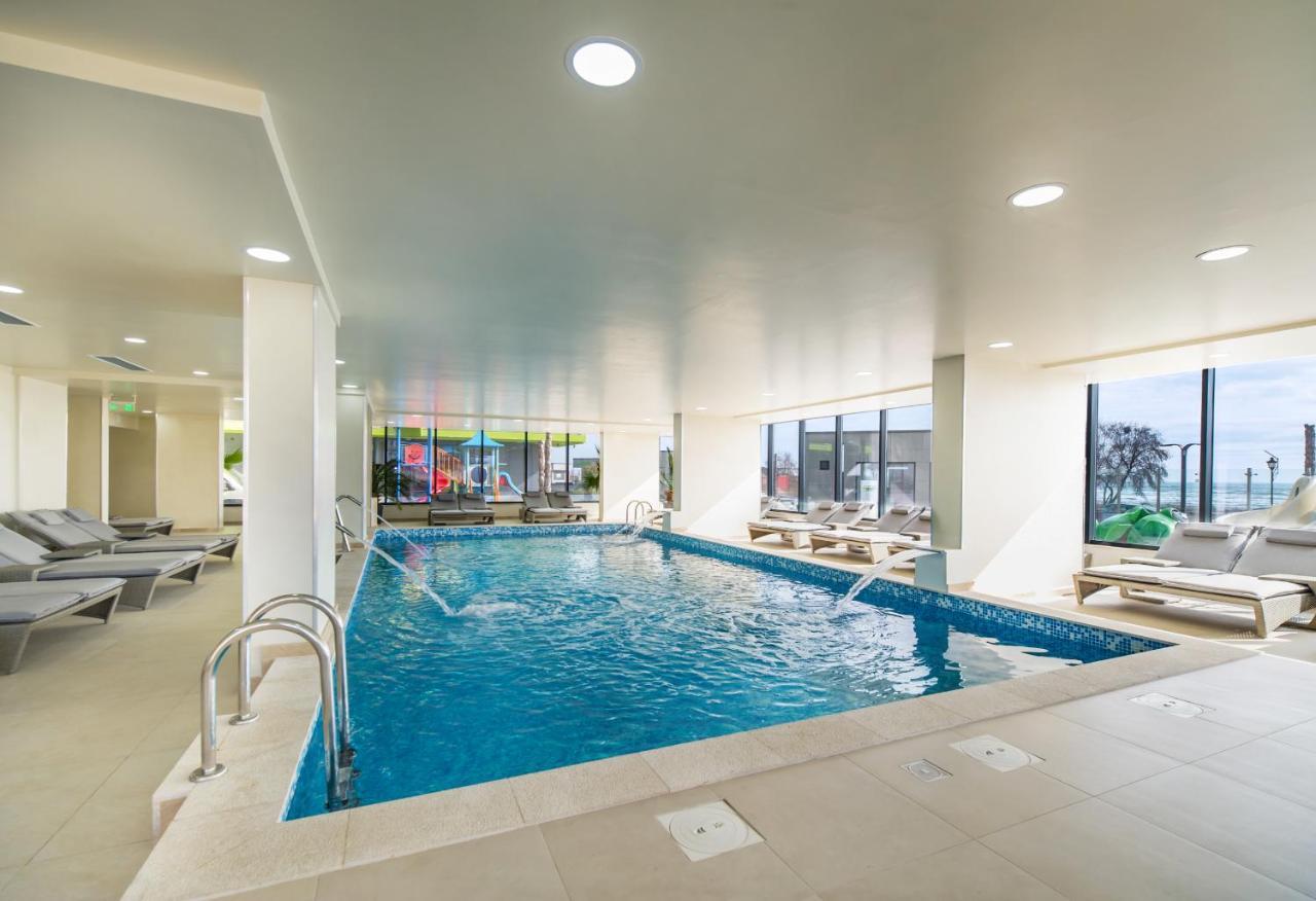 Moonlight Studio - Spa N Pools Beach Resort Mamaia Bagian luar foto